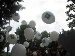 'Lass einen los' - Nichtrauerbotschaften steigen in den Himmel